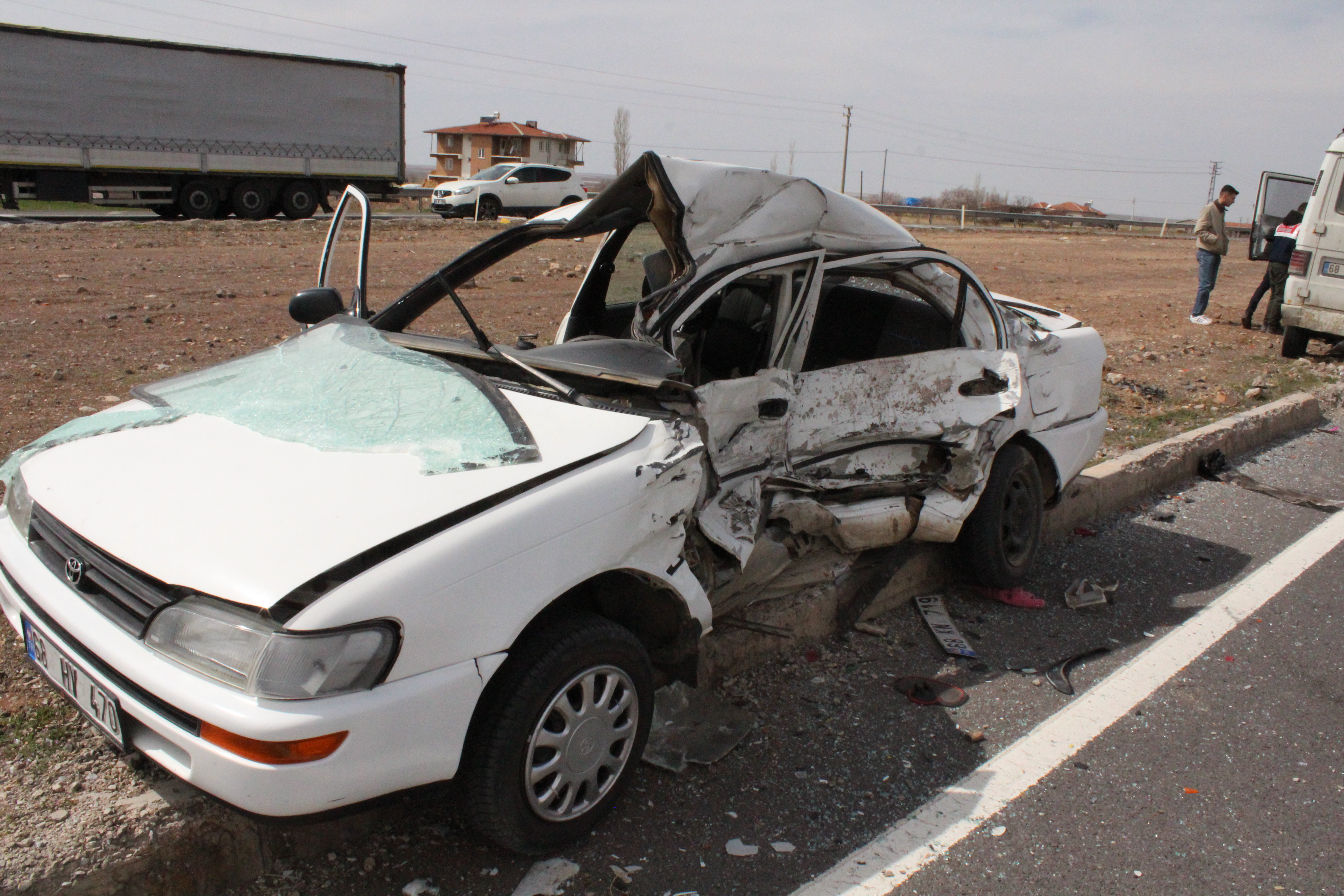 Otomobil ile kamyonet kavşakta çarpıştı: 1 ölü, 1 yaralı