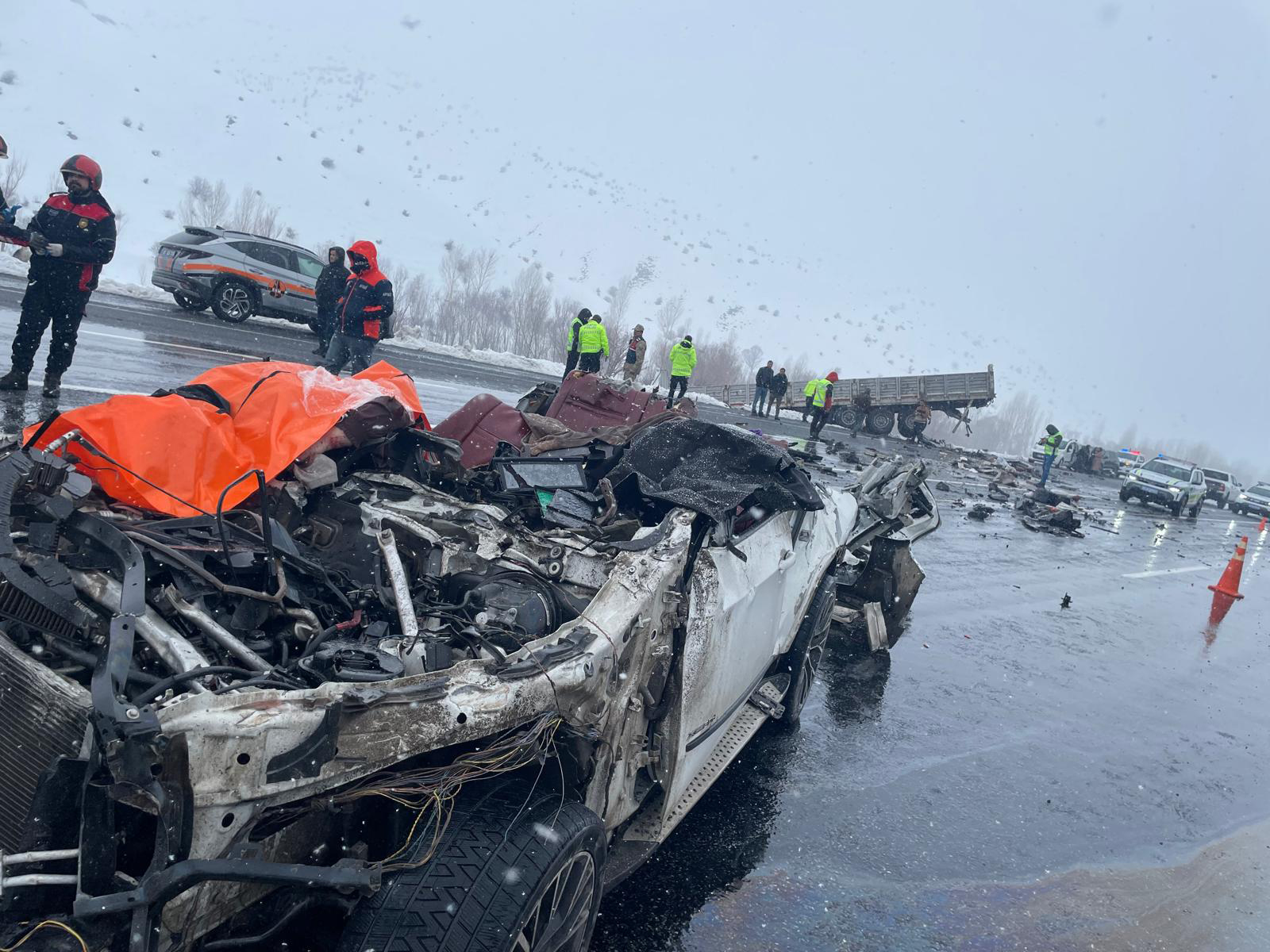 Bitlis’te otomobil TIR’a çarptı: Karı-koca öldü, 5 kişi de yaralı