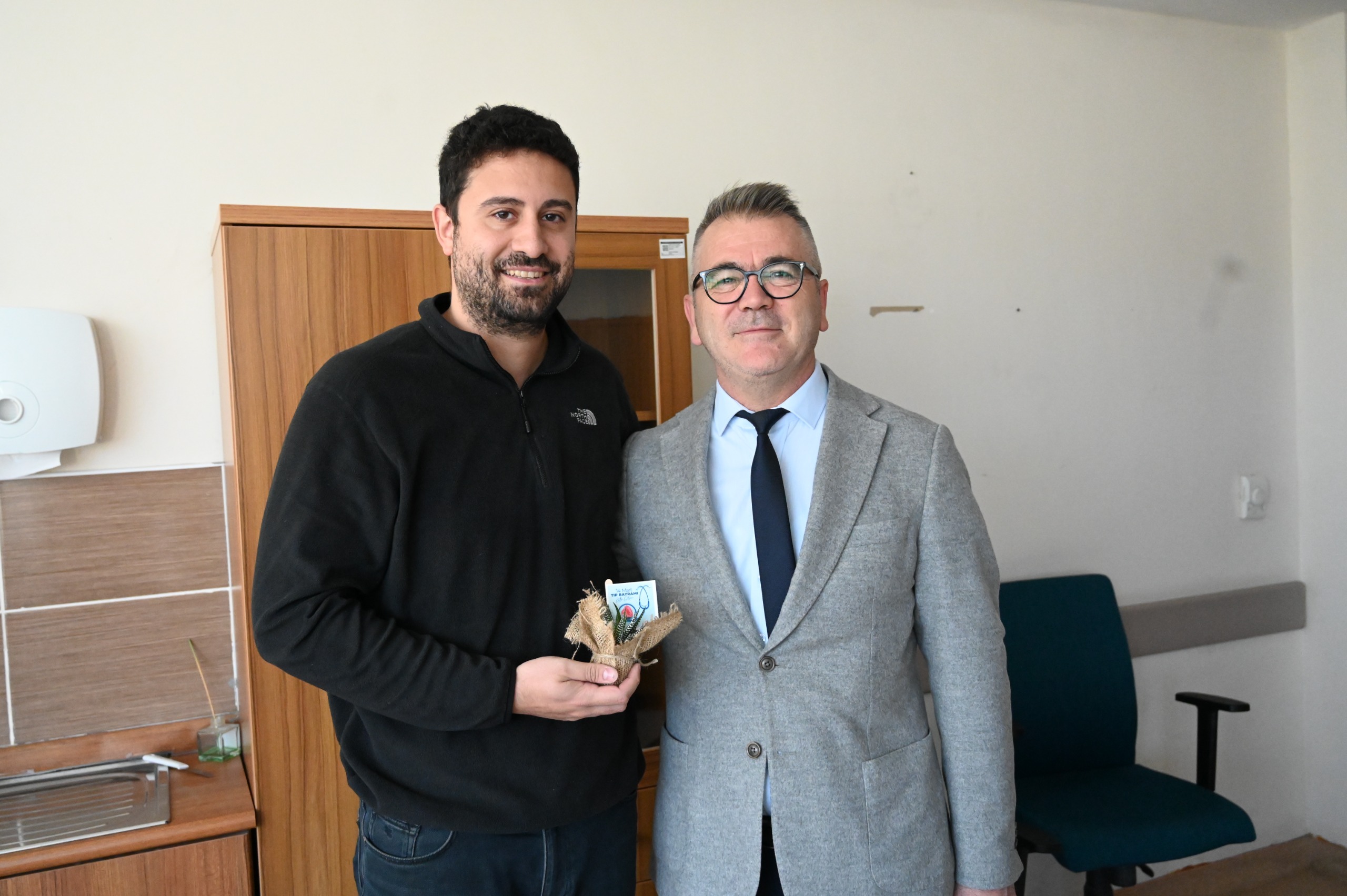 BAŞKAN USTAOĞLU’NDAN  SAĞLIK ÇALIŞANLARINA ZİYARET 