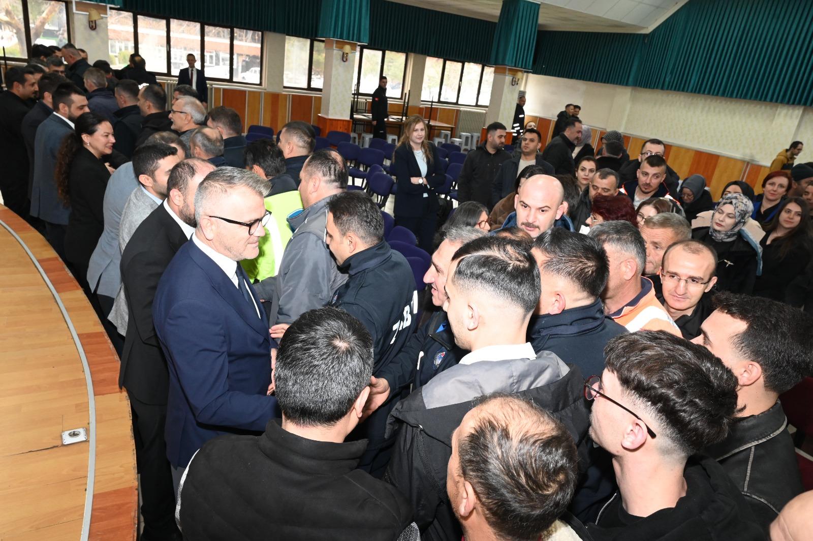 BAŞKAN USTAOĞLU ÇALIŞMA ARKADAŞLARI İLE BAYRAMLAŞTI