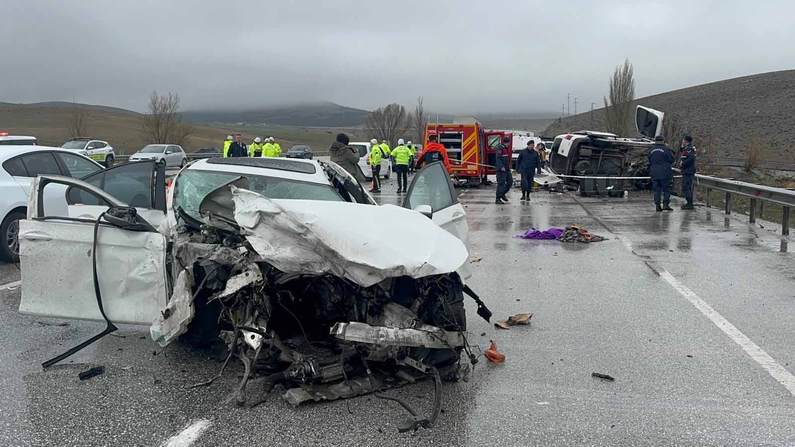 Konya’da Bayram Öncesi Kara Haber: Otomobil, hafif ticari araca çarptı; baba ve oğlu öldü, 4 yaralı