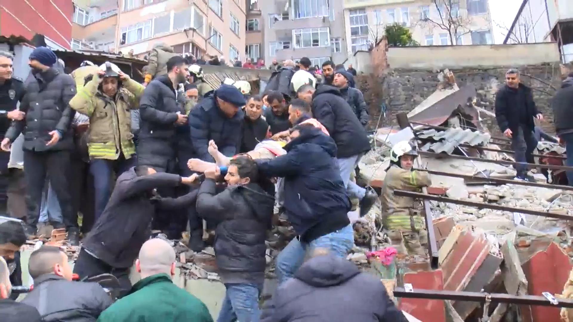 İstanbul - Fatih’te doğal gaz kaynaklı patlamada 2 bina çöktü; 9 kişi kurtarıldı