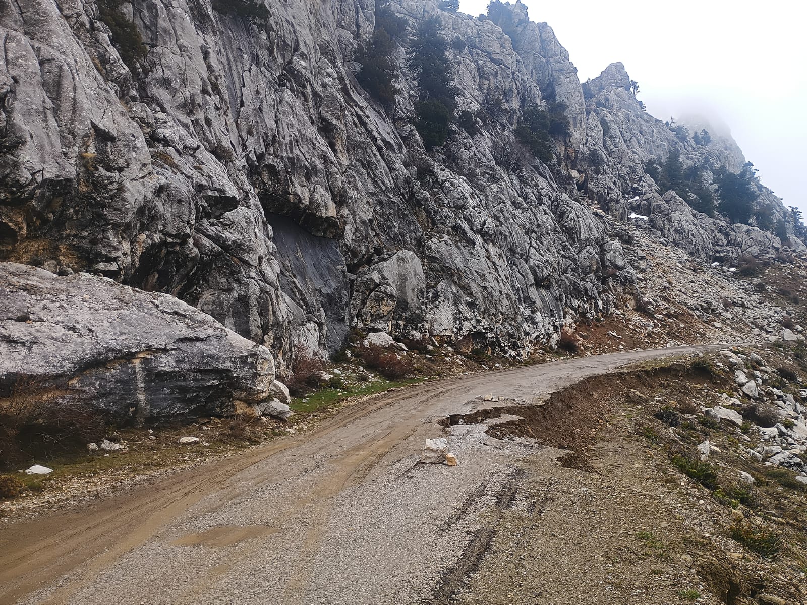 SÜRÜCÜLER DİKKAT! Seydişehir-Süleymaniye Yolunda Heyelan Tehlikesi