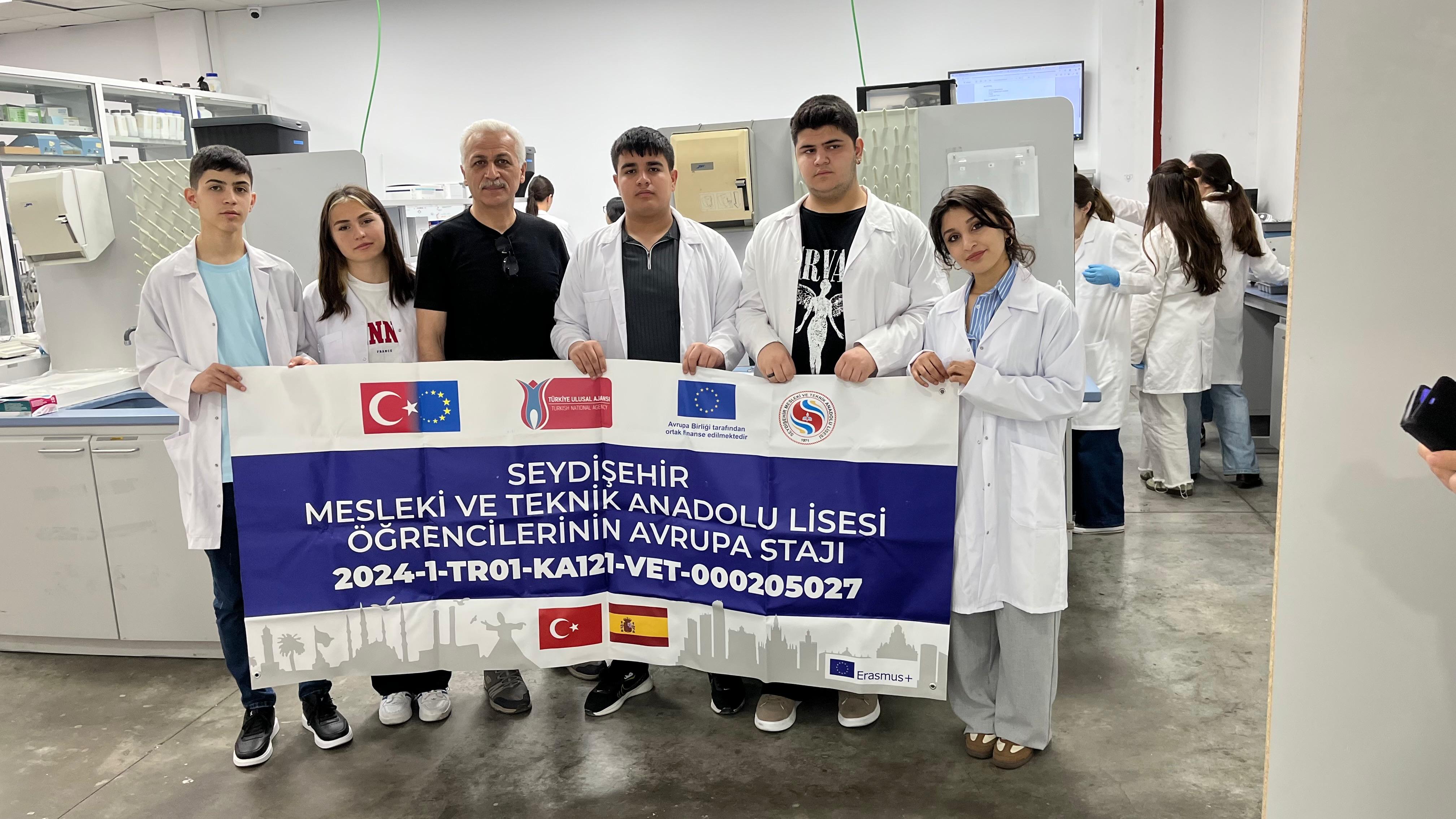 ENDÜSTRİ MESLEK LİSESİ KİMYA ÖĞRENCİLERİ İSPANYA’DA ERASMUS PROJESİ EĞİTİMİNDE.