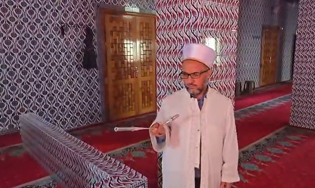 Cezaevinden izinli çıktı, girdiği 3 camideki ses sistemlerini sopayla kırıp söktü