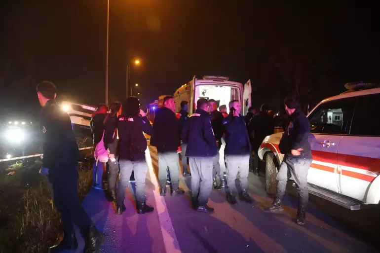 Antalya’da servis midibüsü devrildi: 16 infaz koruma memuru yaralı 