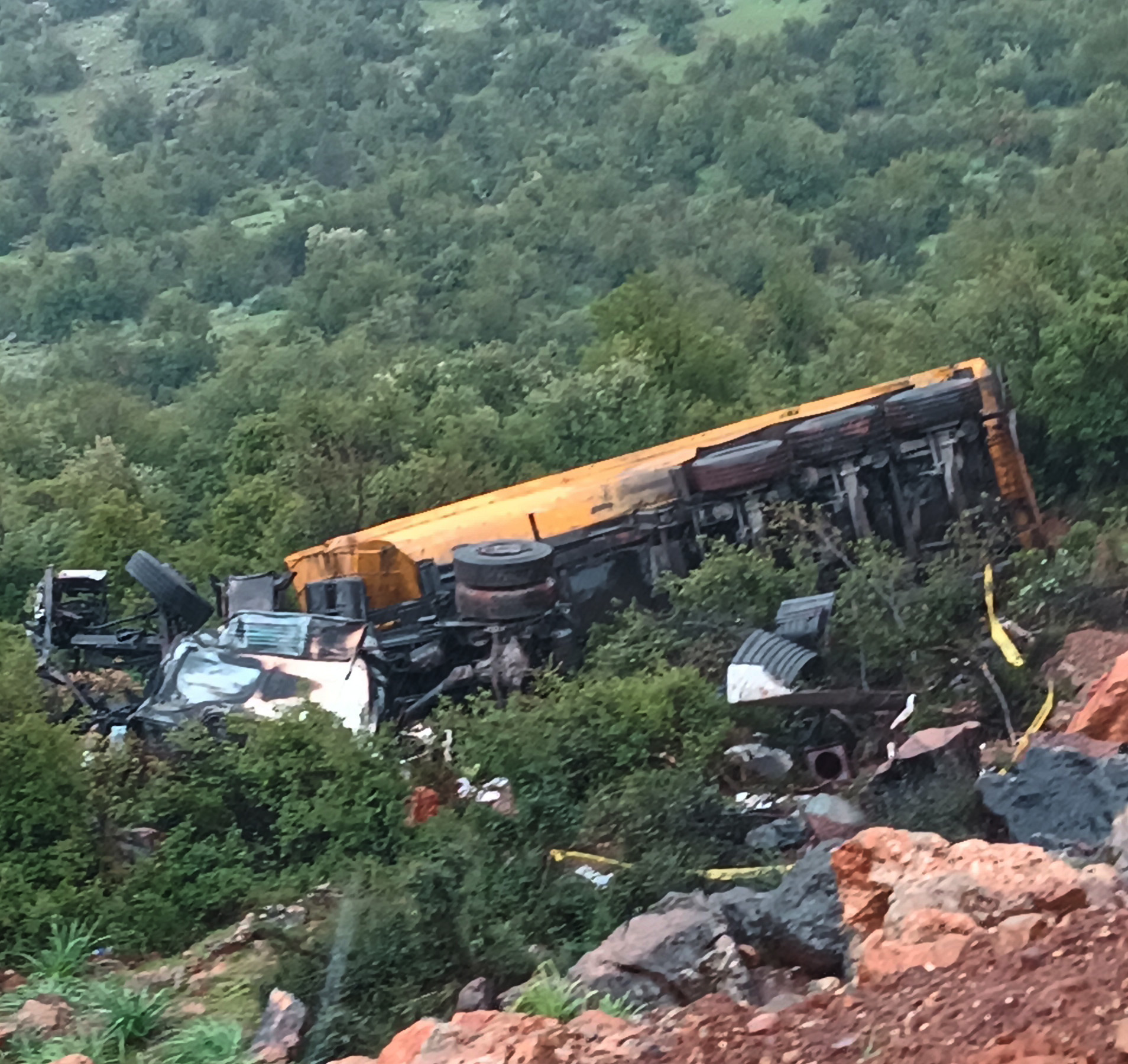 Gaziantep’te uçuruma devrilen TIR’ın 25  yaşında şoförü öldü