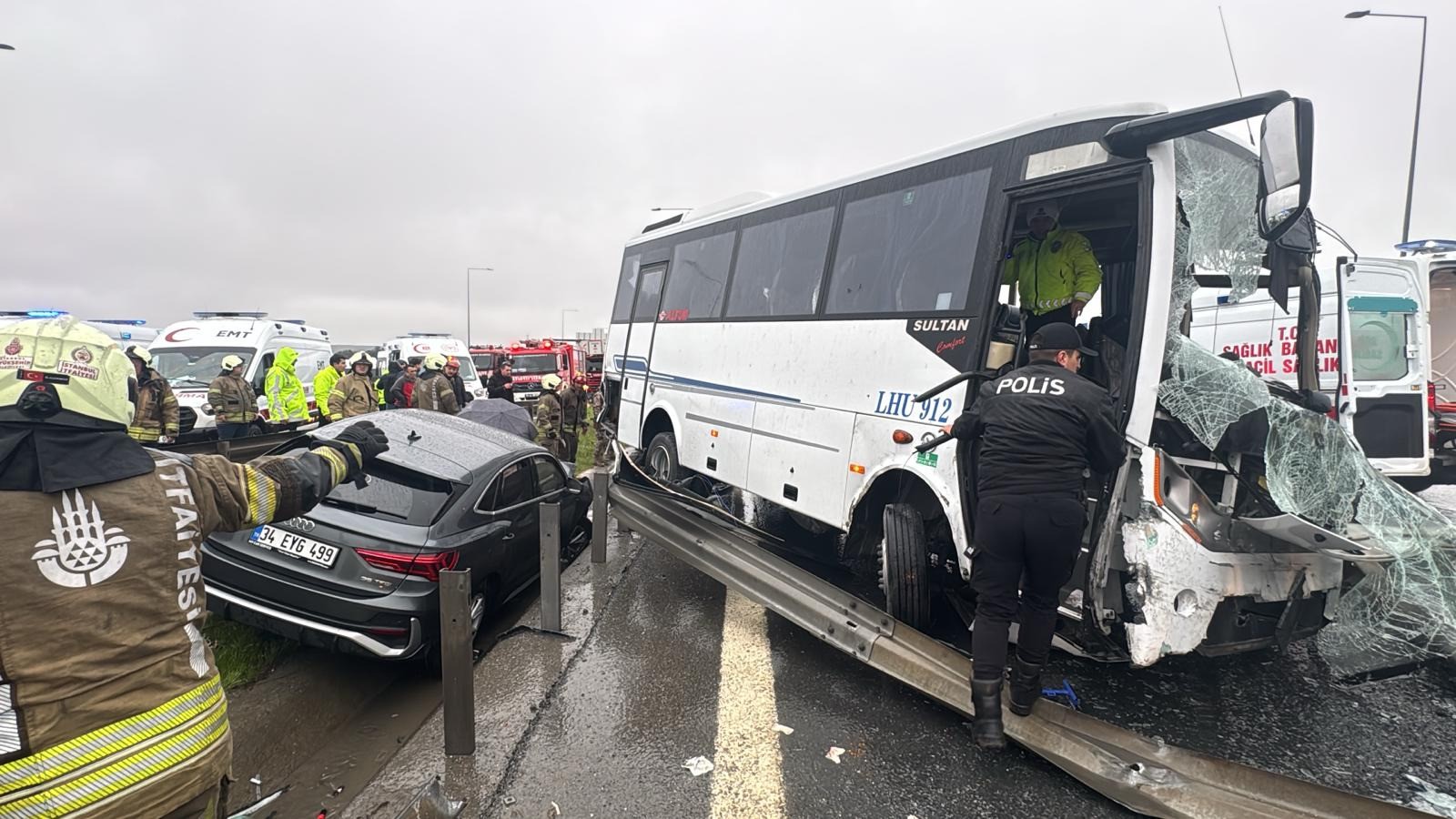 İstanbul - Başakşehir'de polis servisinin de karıştığı zincirleme kaza;1 polis şehit oldu, 16 yaralı