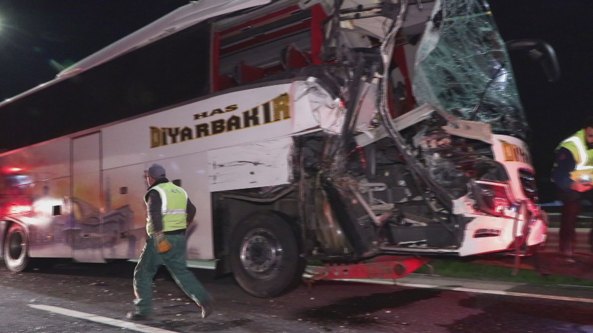 İstanbul - Sancaktepe'de seyir halindeki yolcu otobüsü TIR'a çarptı: 10 yaralı
