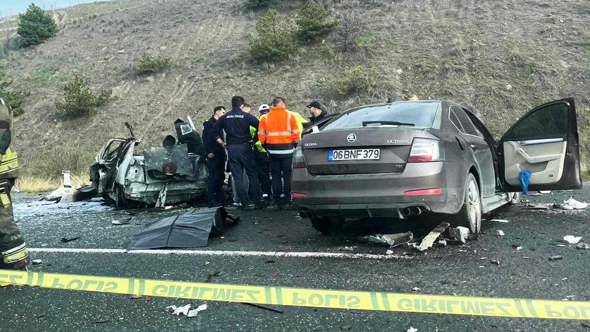 Ankara'da iki otomobil çarpıştı: 5 ölü