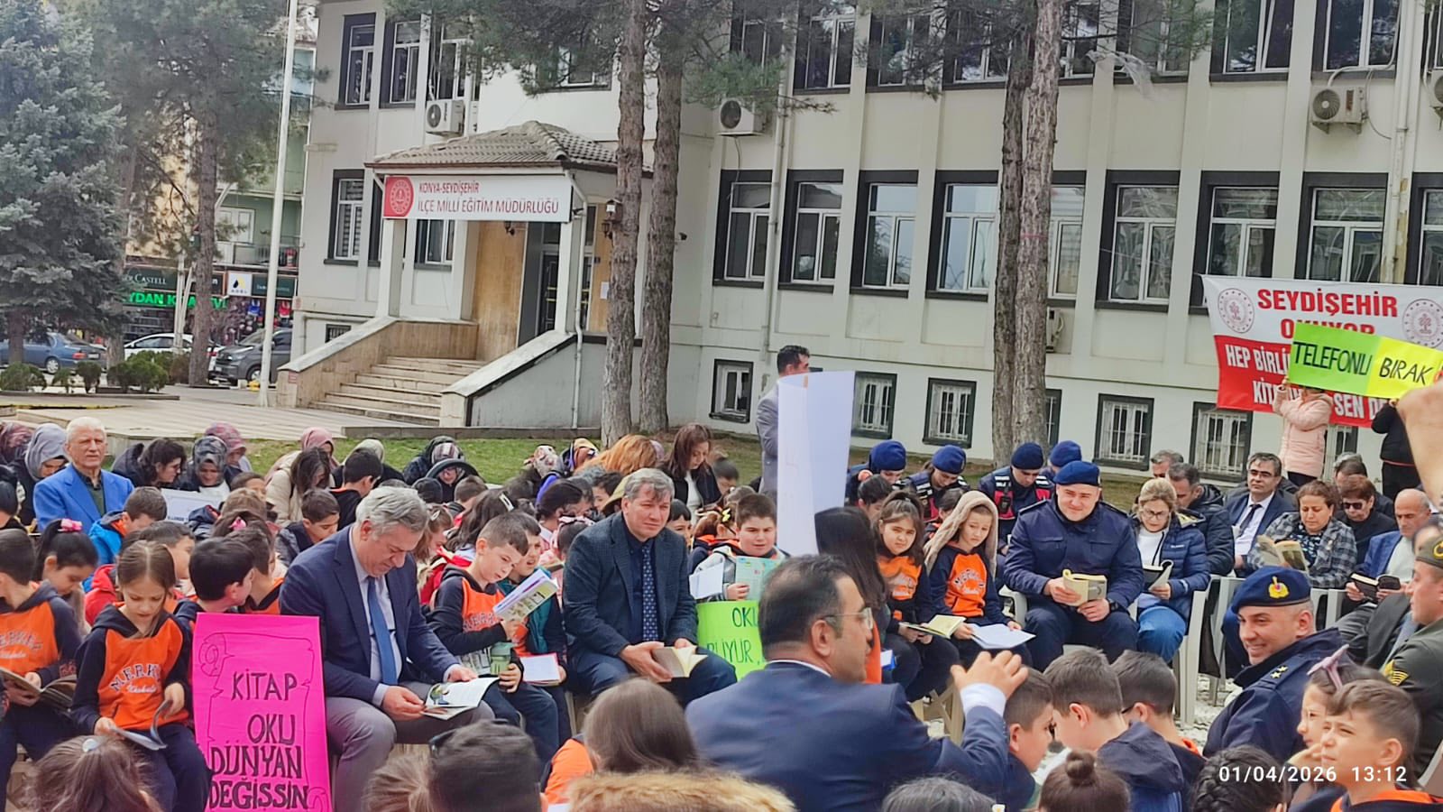 Seydişehir’de Kitap Sevgisi Meydanlara Taştı: "Hep Birlikte Sessizce"