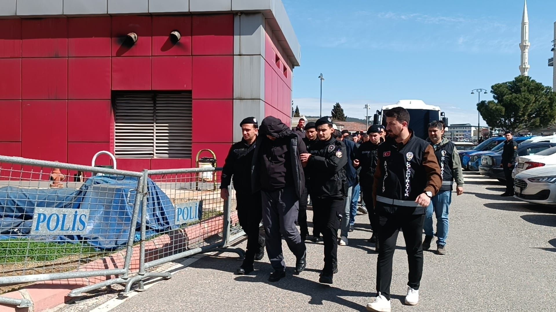 Akademisyen, meslektaşlarını ve esnafı sahte evrakla 521 milyon TL dolandırdı; 12 gözaltı