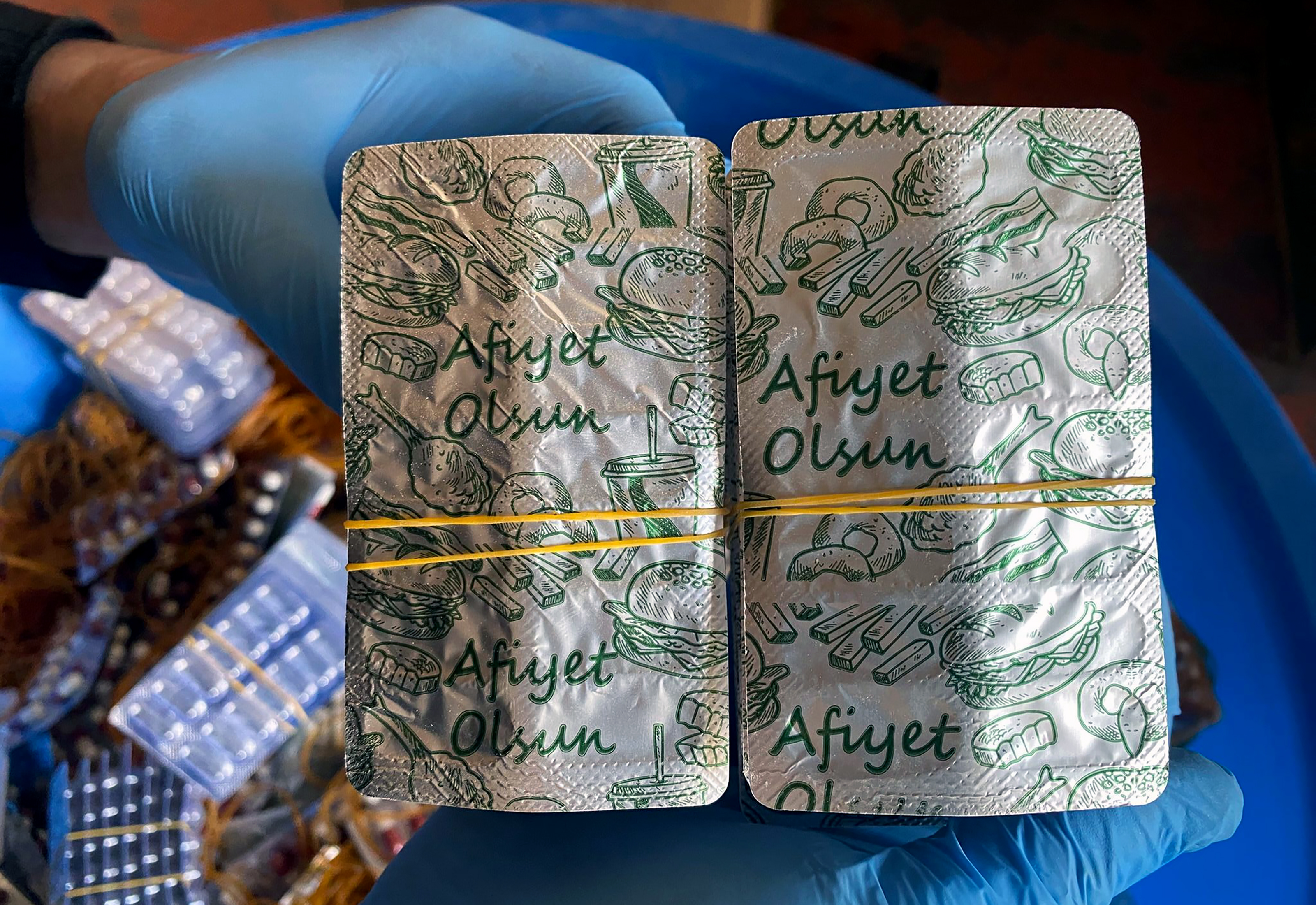 Adana- Uyuşturucu hapları kamufle etmek için, ‘Afiyet olsun’ yazılı folyoyla paketlemişler