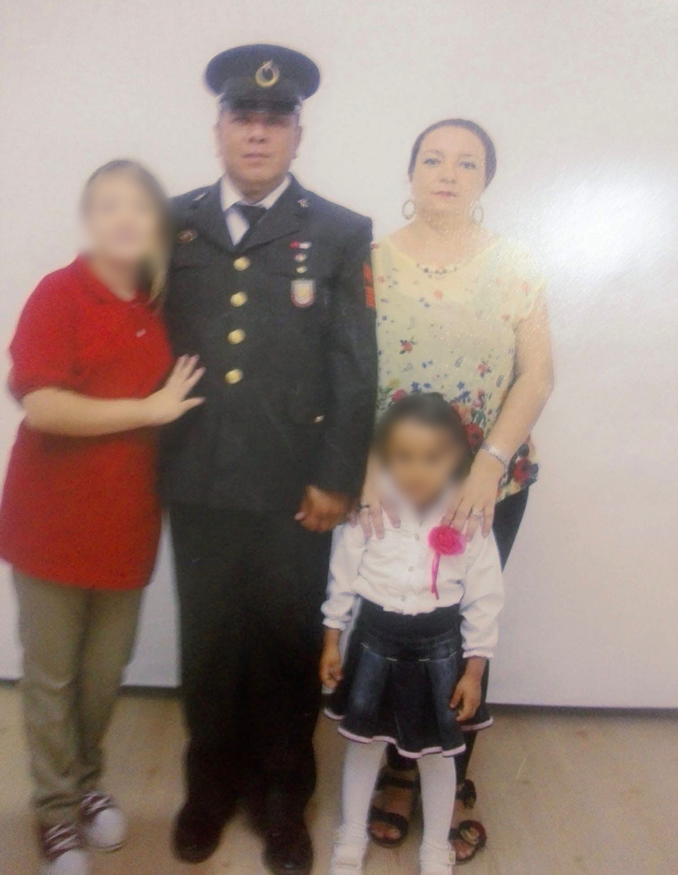 Emekli uzman çavuş eşi ve bir kızını öldürüp, bir kızını da yaraladıktan sonra intihar etti