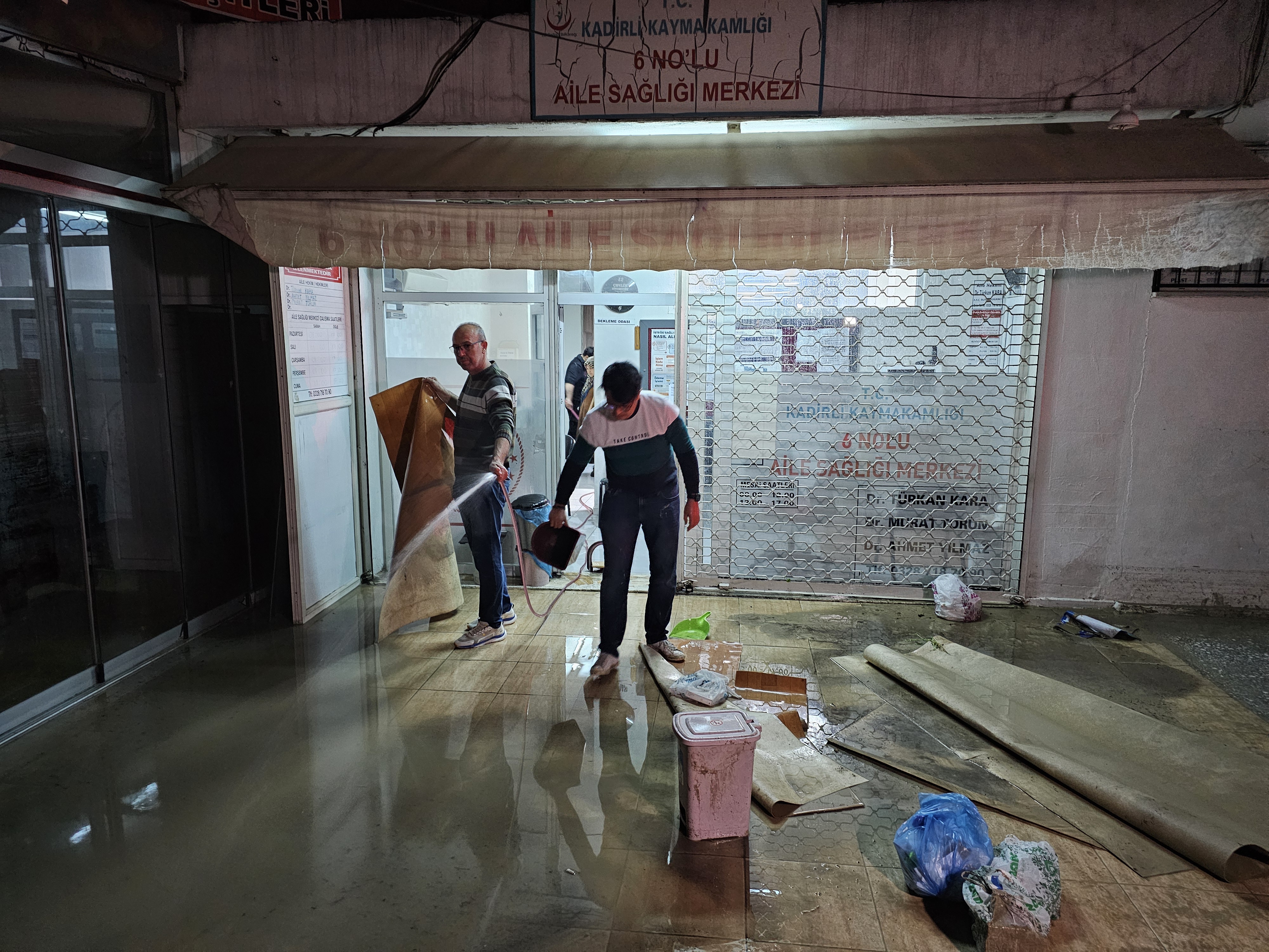 Osmaniye'de sağanak nedeniyle Savrun Çayı ve Bülbül Deresi taştı; sele kapılan otomobildeki 2 kişi öldü