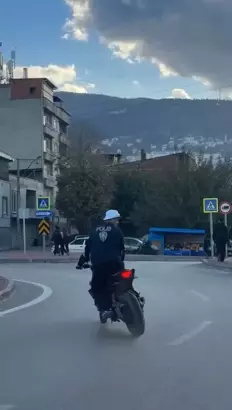 Bursa - Polis yeleği giyip, plakasız motosiklet ile drift atan sürücüye 365 bin lira ceza