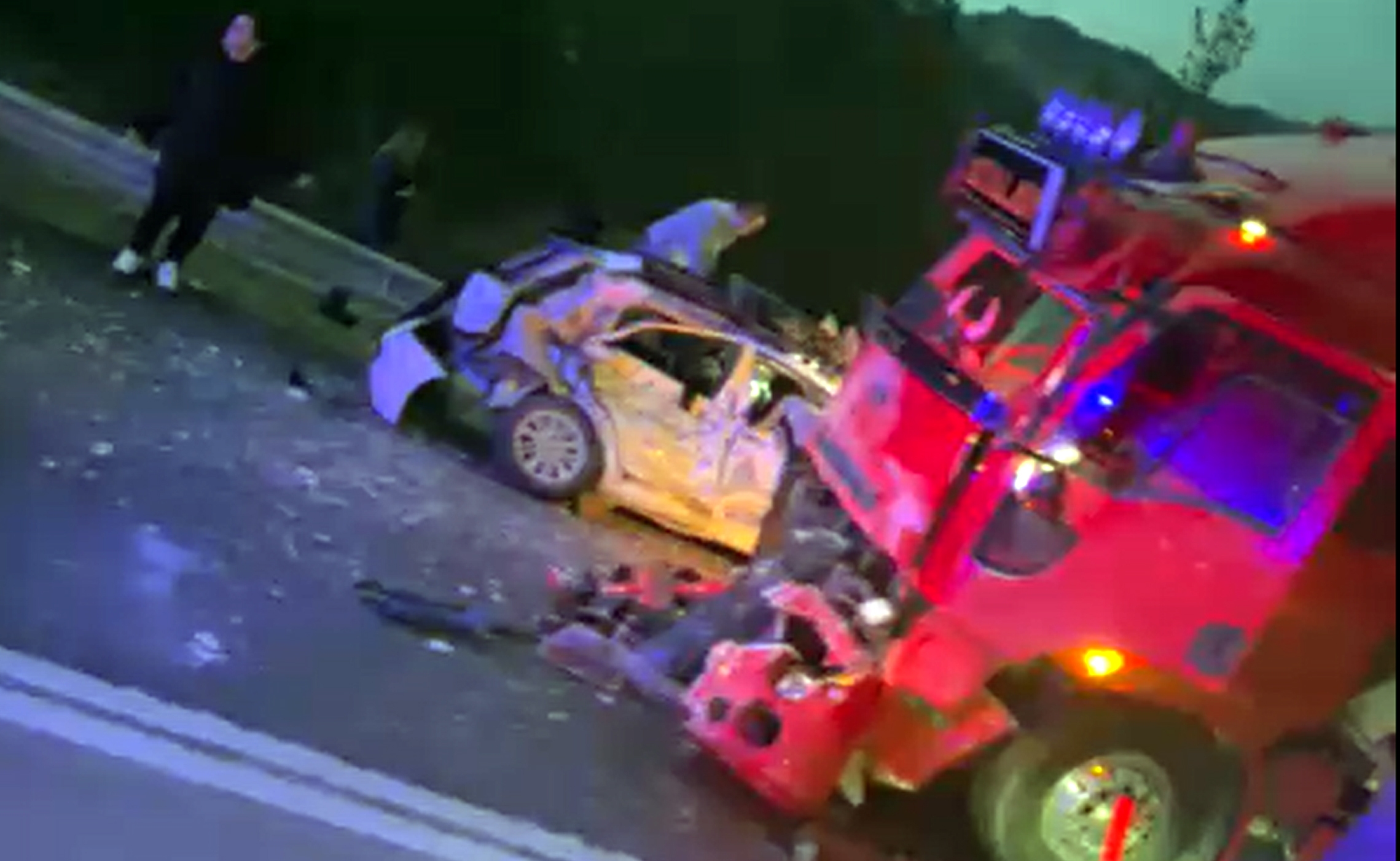 Antalya- Isparta kara yolununda Otomobil ile kamyon çarpıştı: 1 ölü, 4 yaralı