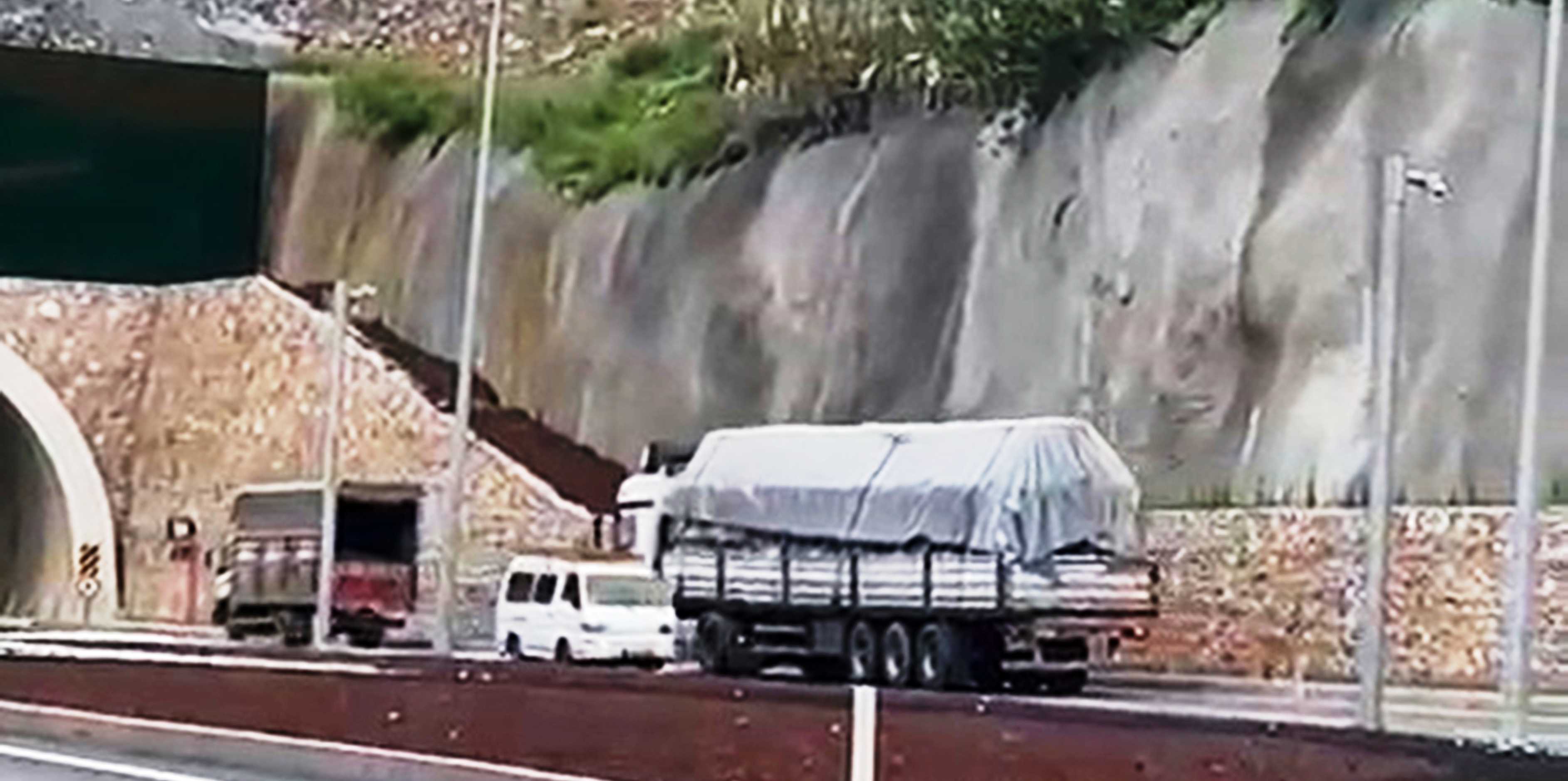 Minibüsüyle ters yönde ilerleyip trafiği tehlikeye atan sürücüye ceza