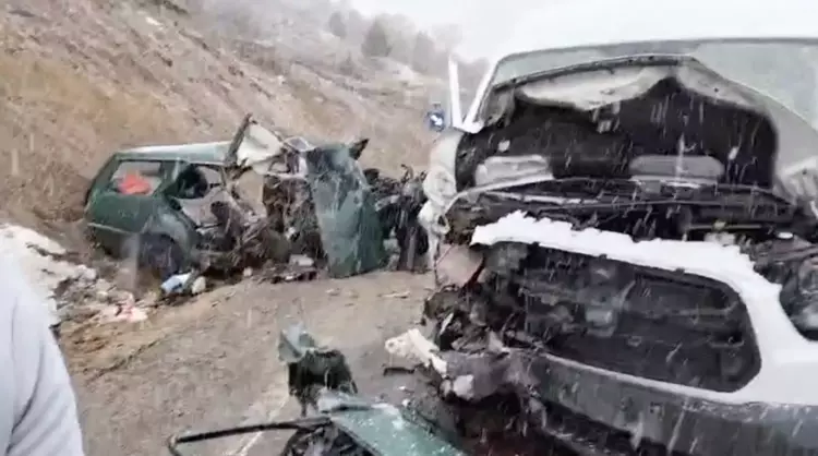 Gümüşhane - Öğretmenleri taşıyan servis minibüsü ile otomobil çarpıştı: 1 ölü, 9 yaralı