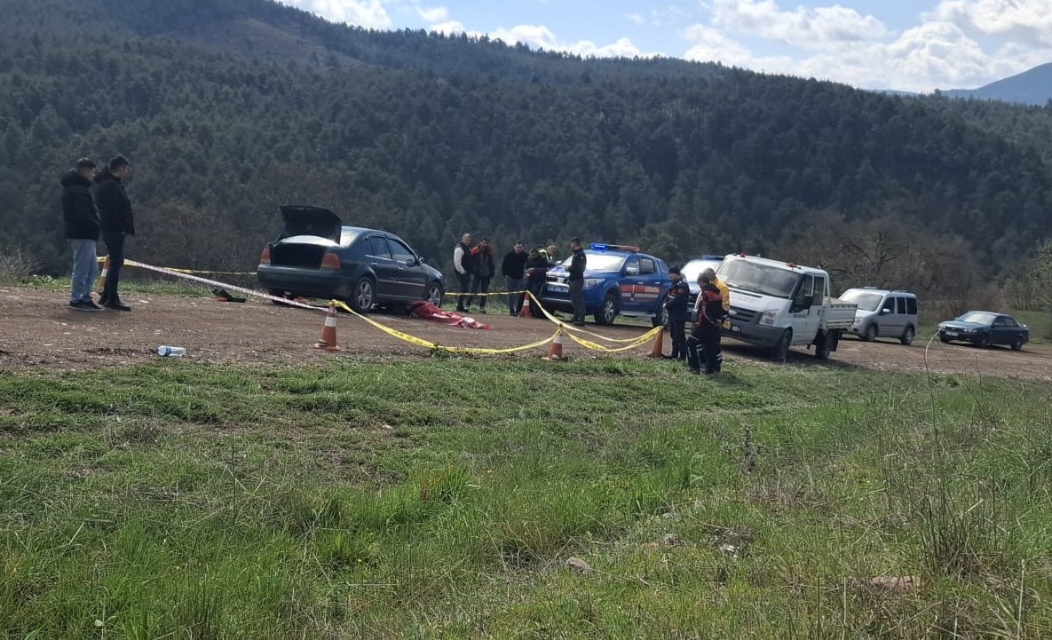 Tamir etmek istediği otomobilin altında kalarak öldü