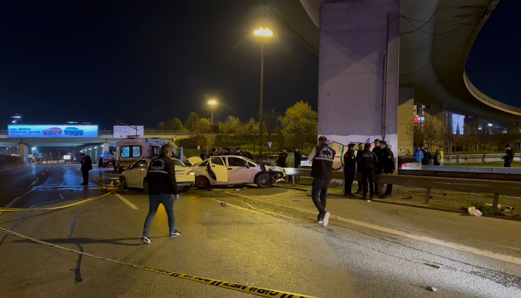 Ataşehir'de emniyet şeridinde aracından inen sürücüye otomobil çarptı: 1 ölü