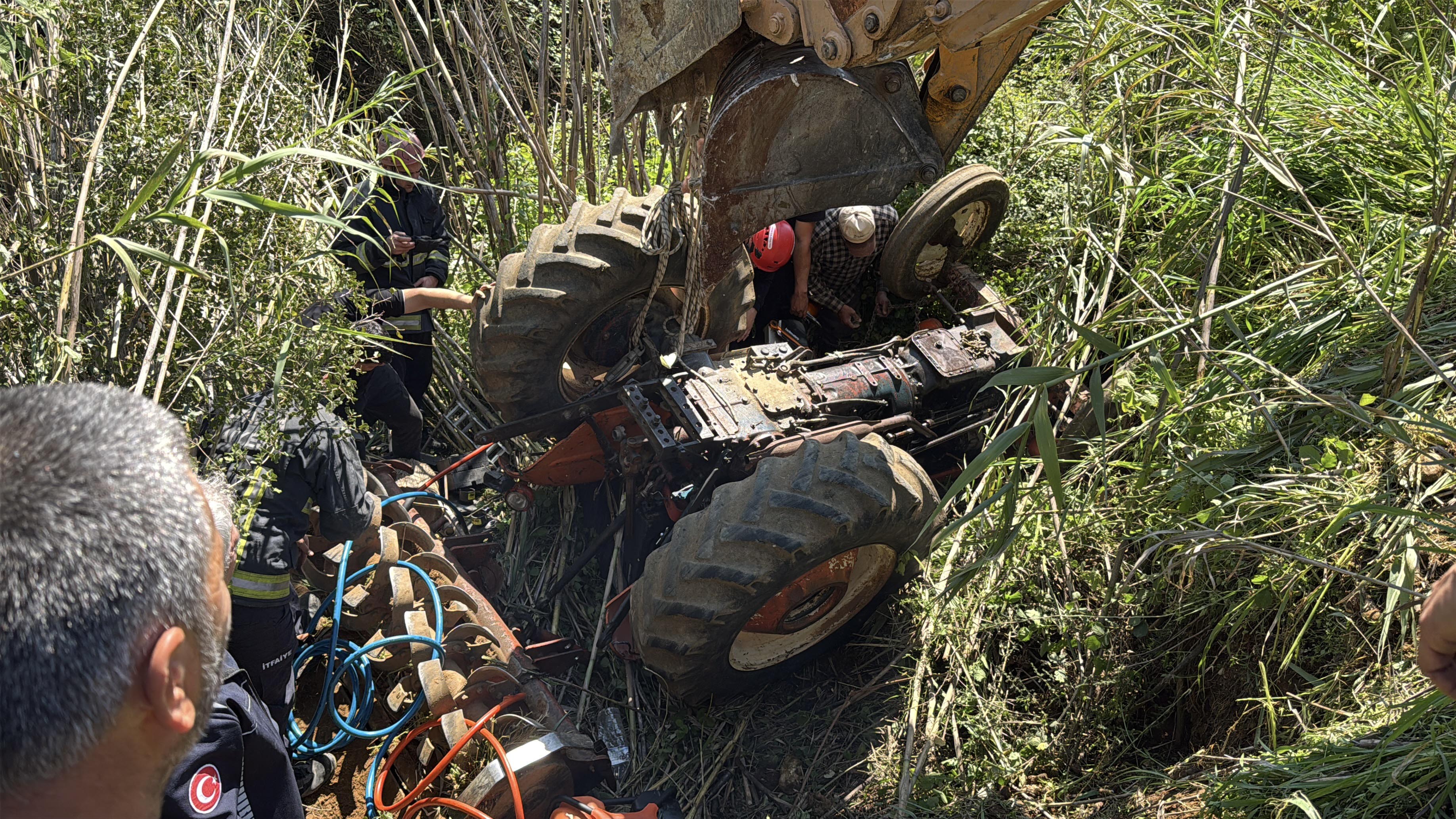 Emekli polis bahçede çalışırken devrilen traktörünün altında kalıp öldü