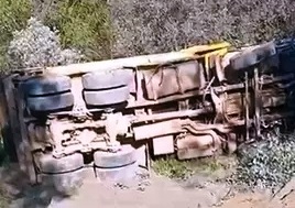 Antalya - Şarampole devrilen kamyonun şoförü öldü