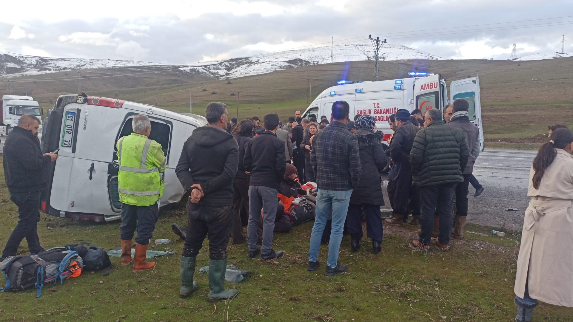 Van'da dağcıları taşıyan minibüs takla attı; 13 yaralı
