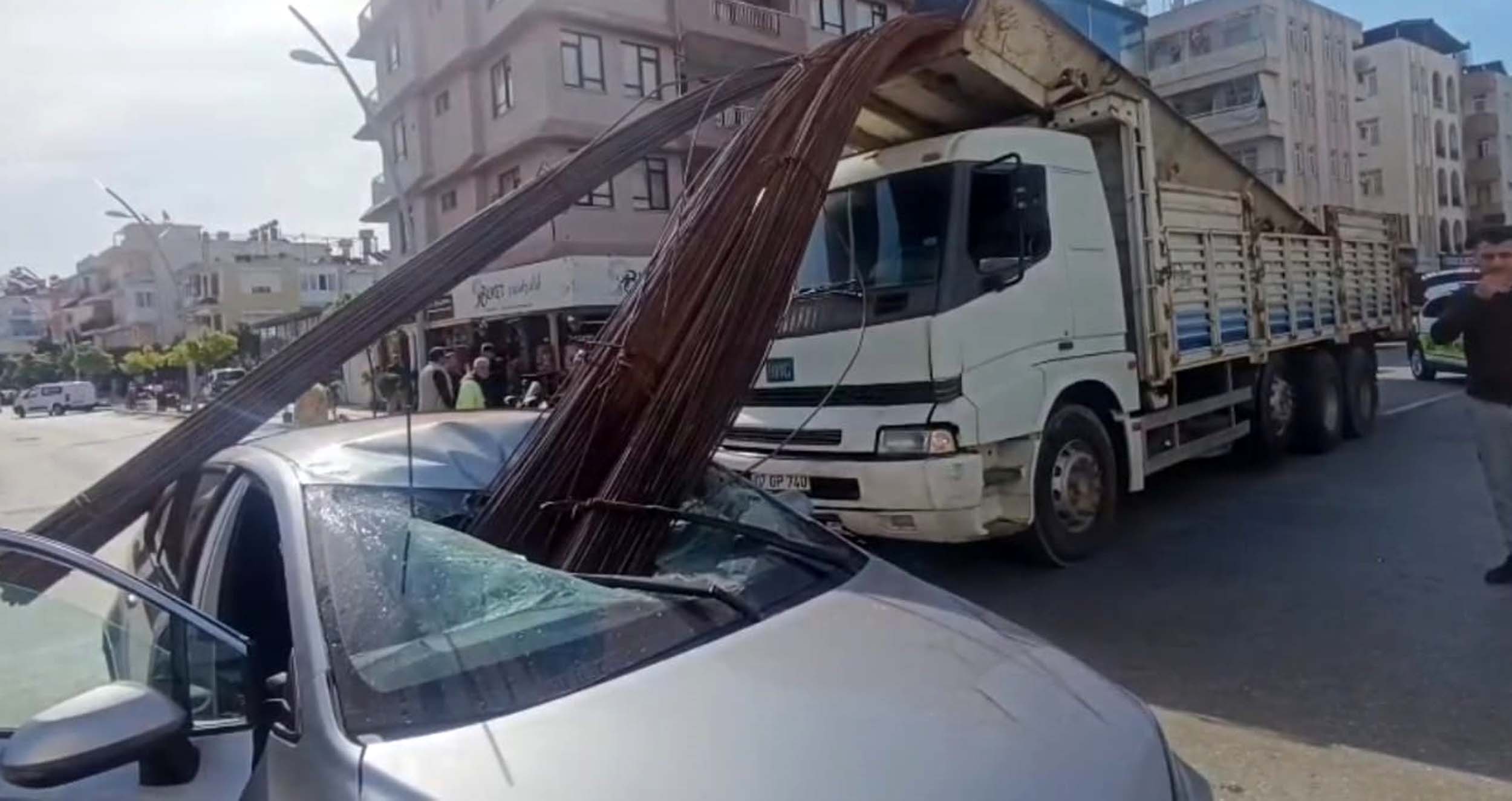 Manavgatta Kamyonun kasasından düşen inşaat demirleri otomobilin tavanını deldi