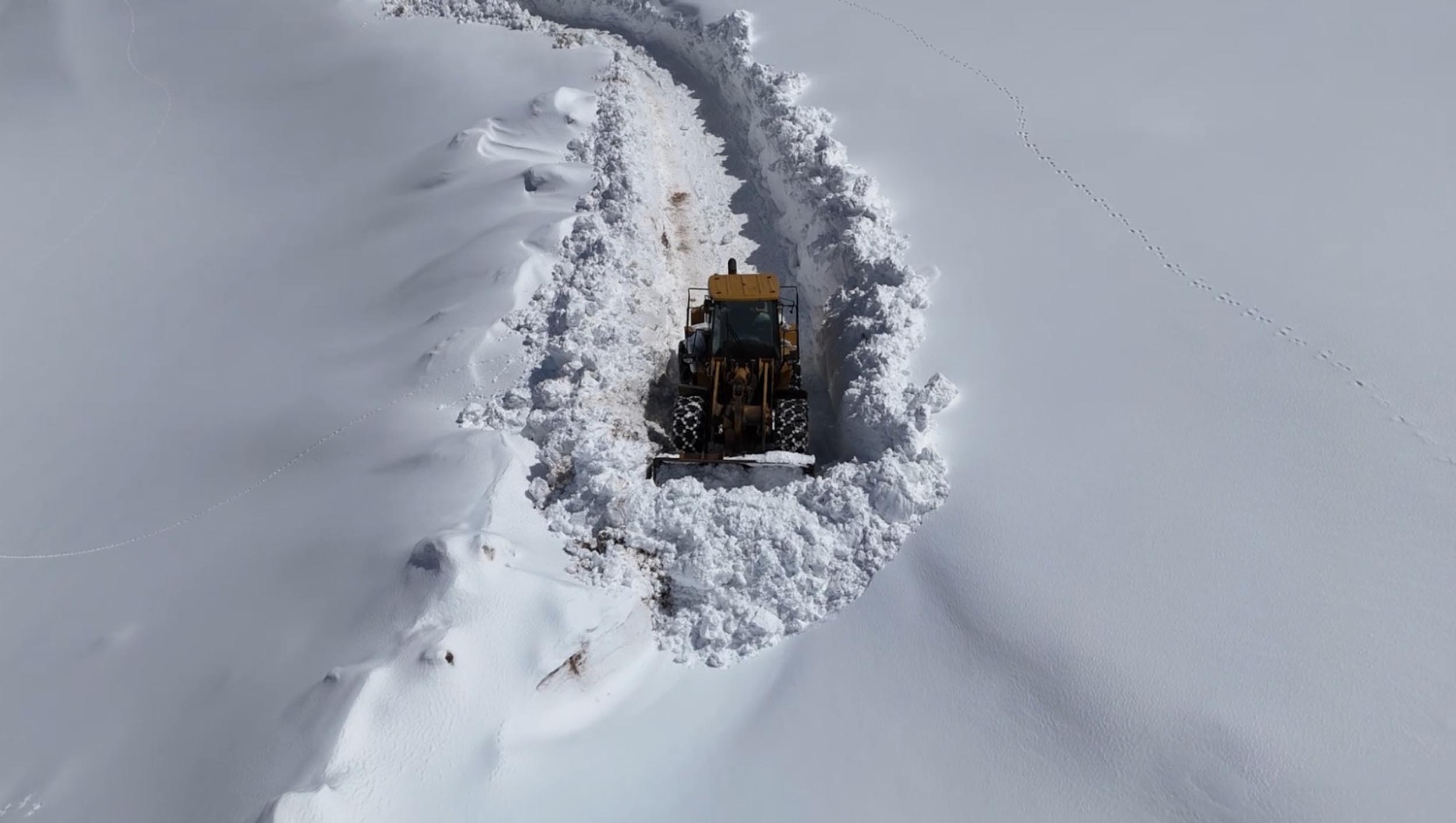 Muş'ta nisan ayı ortasında karla mücadele