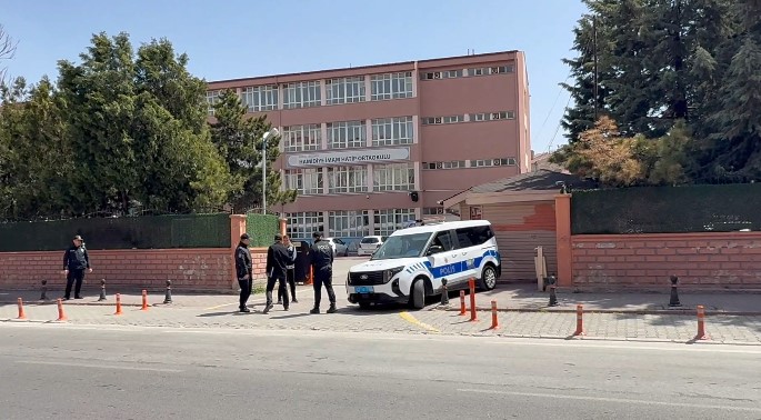 KONYA’DA OKUL ÖNLERİNDE SIKI GÜVENLİK ÖNLEMİ