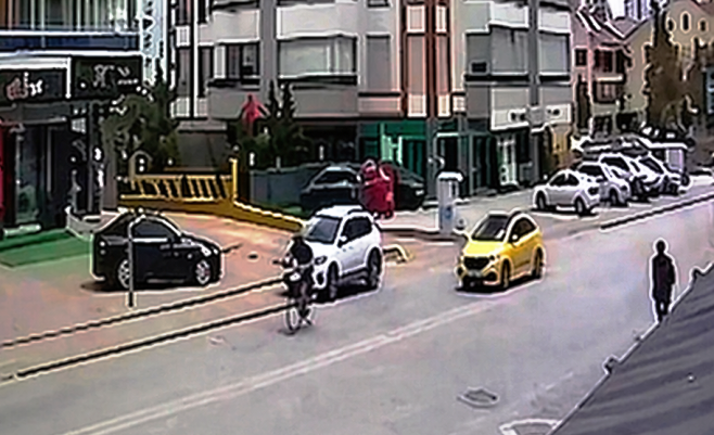 Konya’da Korkutan Kaza: Aniden Yola Kırınca Taksiyle Çarpıştı!