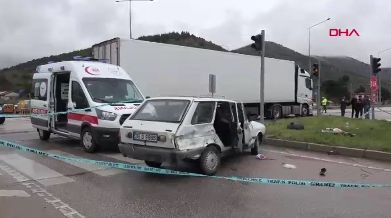 Amasya’da kazada annesinin kucağından fırlayarak TIR’ın altında kalan bebek öldü ; kaza kamerada