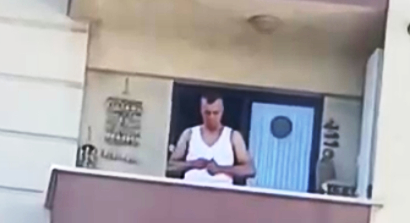 Pendik'te balkonda silah şarjörüne mermi dolduran şüpheli yakalandı