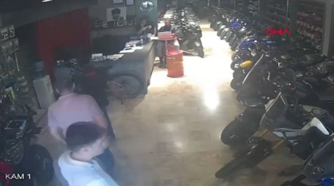 Antalya - Manavgat’ta eski başkanın tutuklandığı soruşturmada paraların motosikletle taşındığı görüntüler ortaya çıktı