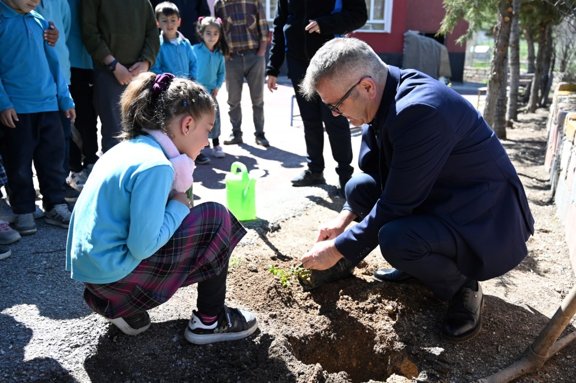 BELEDİYEDEN OKUL BAHÇELERİNE  GÜL 