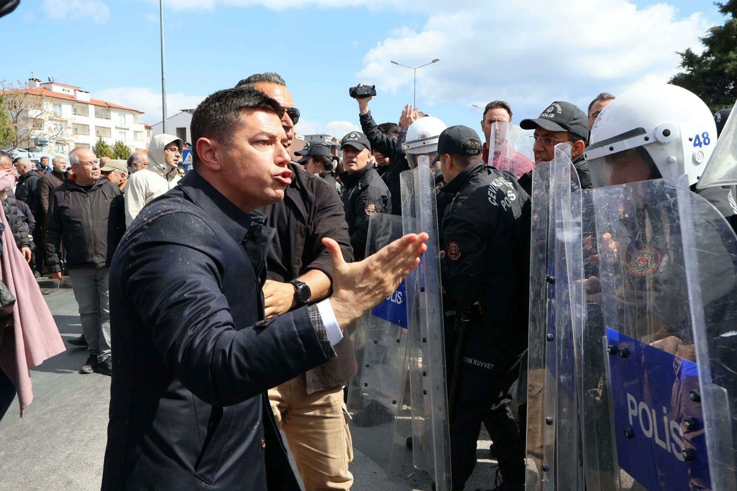 Polise saldırdığı öne sürülen belediye başkanına 5 ay hapis