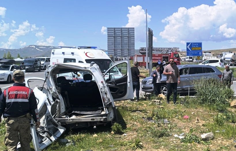 Hafif ticari araç ile kamyonet kafa kafaya çarpıştı; 4 ölü, 2 yaralı
