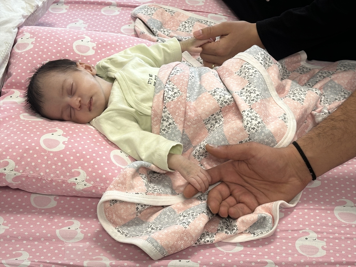 4 Günlükken kalp ameliyatı olan Minik Öykü'nün kalbi ameliyat sonrası daha "sağlam" atıyor