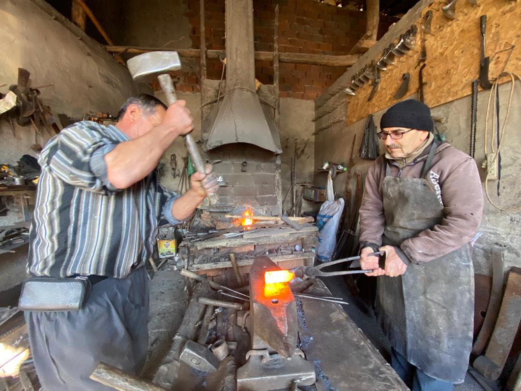 Ahırlı ilçesinde Atıf Candan 12 yaşından buyana 45 yıldır demircilik yapıyor. ÖZEL HABER