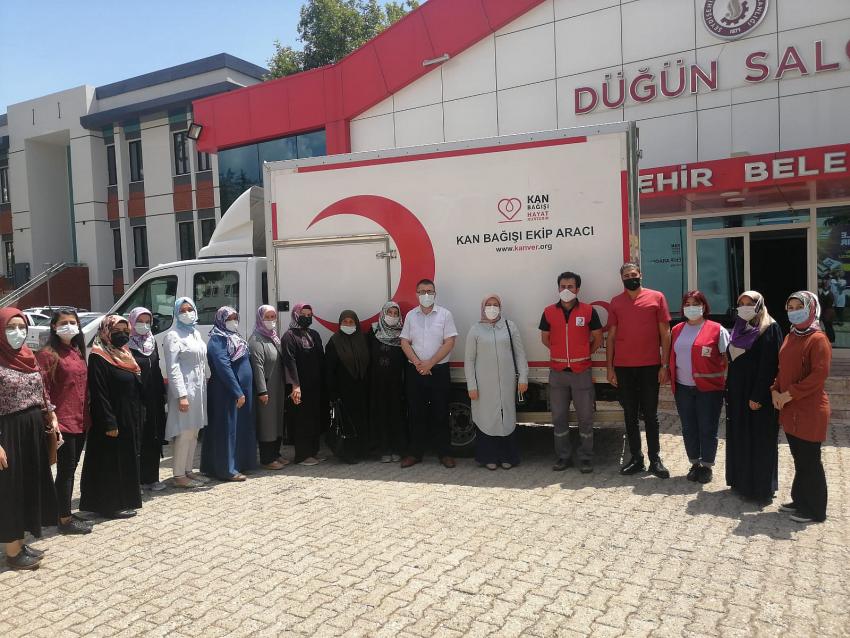 AK PARTİ KADIN KOLLARINDAN KAN BAĞIŞI KAMPANYASI