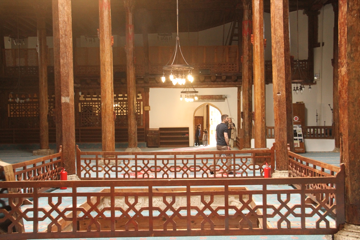 Beyşehir'deki tarihi camiye bayram tatilinde 19 bin 511 kişi ziyaret etti