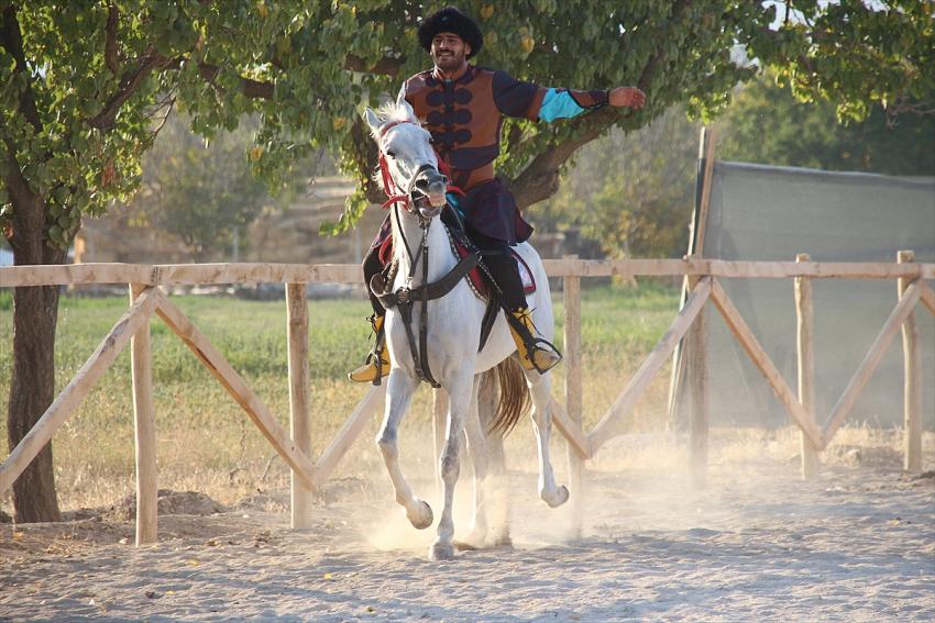  Bilgisayar oyunundan etkilendi Türk okçuluğu eğitmeni oldu