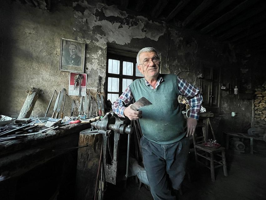 Bozkırlı usta ürettiği boynuz saplı bıçaklarla mesleğini yarım asırdır sürdürüyor