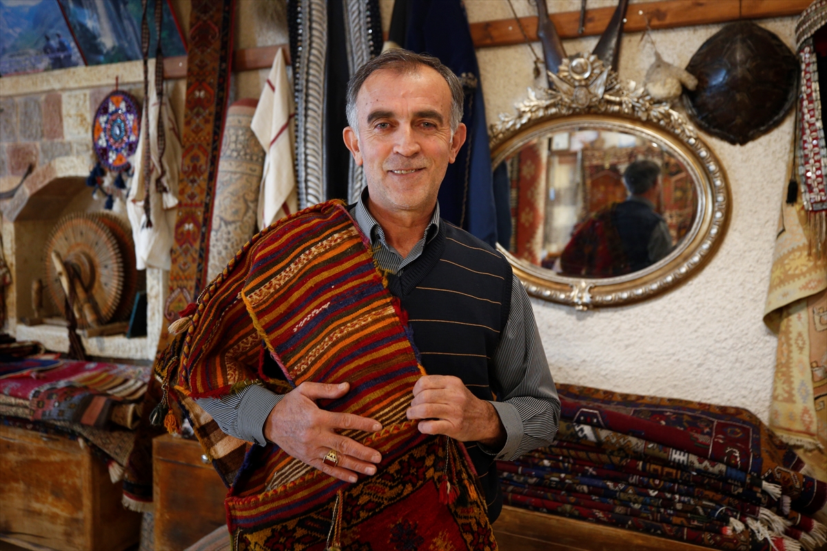 Çeyizlik halıları toplayıp unutulmaya yüz tutan kültürü yaşatmaya çalışıyor