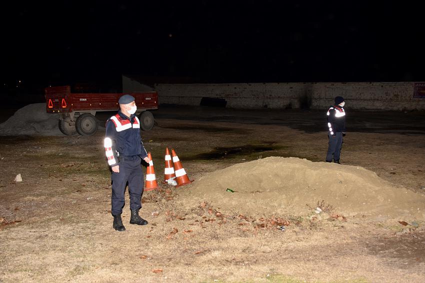 Define aramak için hazırlanan patlayıcıyı hatalı infilak ettiren şahıs, dövülerek öldürüldü