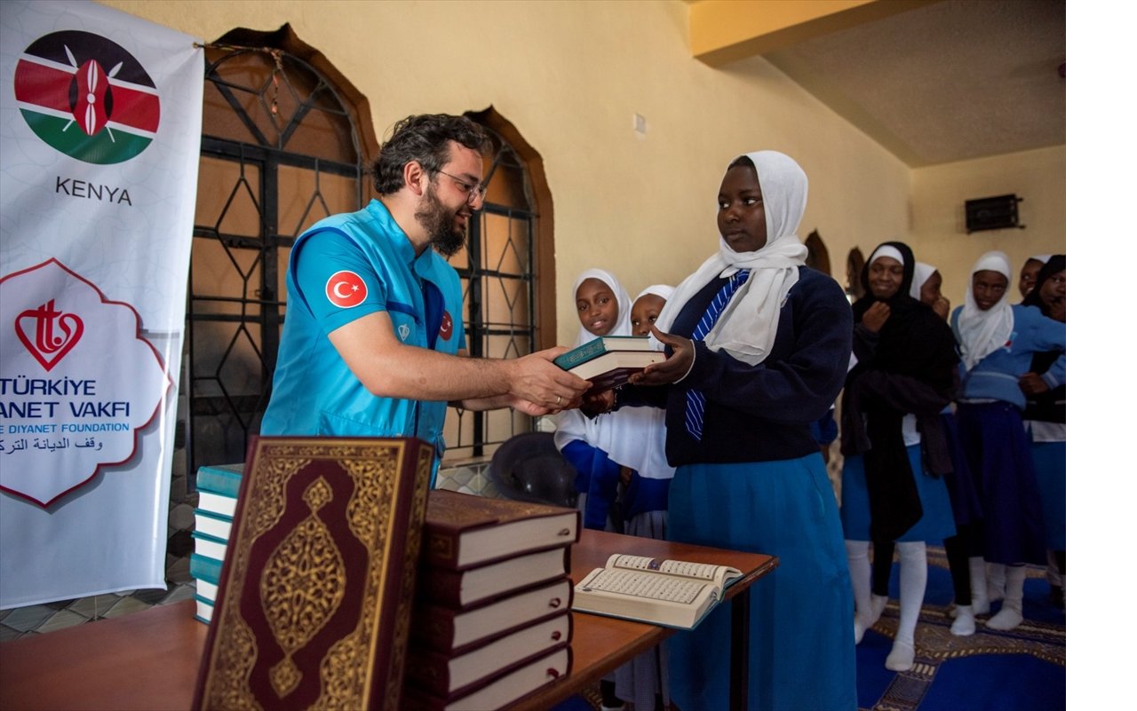 Diyanet Vakfı Konya’da Kuran-ı Kerim dağıtacak