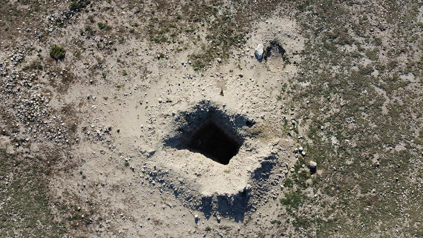 Düden Gölü'nde defineciler çukur kazmış