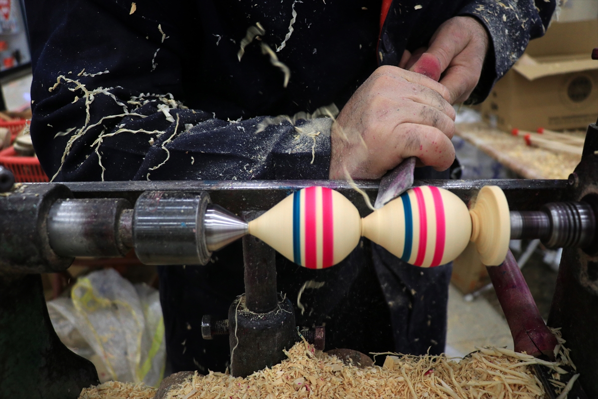Gönül verdiği topaç oyuncağının unutulmaması için şehir şehir geziyor