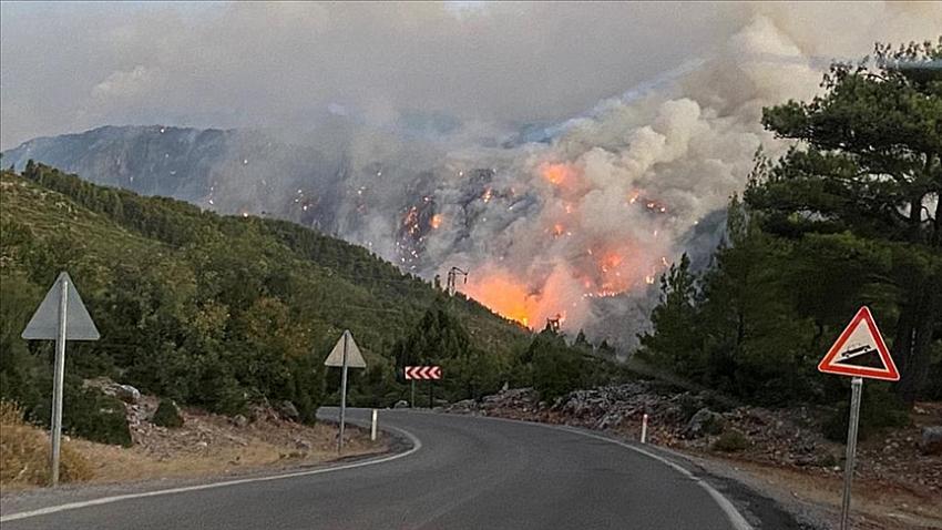  Gündoğmuş ilçesinde dün çıkan orman yangınına müdahale ediliyor.